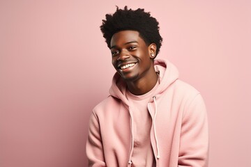 Obraz premium A young man with a big smile is wearing a pink hoodie