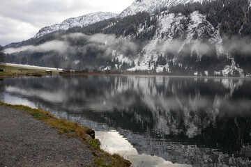 See im Tannheimer Tal in Österreich mit schneebedeckten Bergen und wunderschöner Aussicht