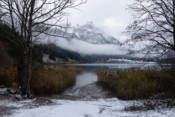 Obraz na płótnie Canvas See im Tannheimer Tal in Österreich mit schneebedeckten Bergen und wunderschöner Aussicht