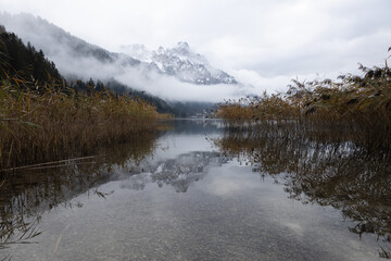 See im Tannheimer Tal in Österreich mit schneebedeckten Bergen und wunderschöner Aussicht