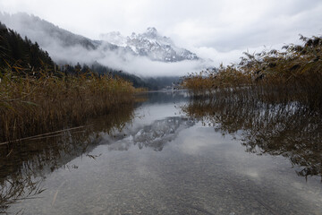 See im Tannheimer Tal in Österreich mit schneebedeckten Bergen und wunderschöner Aussicht