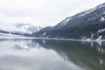 Fototapeta na wymiar See im Tannheimer Tal in Österreich mit schneebedeckten Bergen und wunderschöner Aussicht