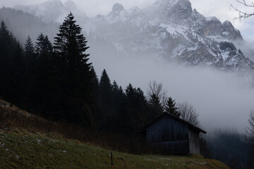 See im Tannheimer Tal in Österreich mit schneebedeckten Bergen und wunderschöner Aussicht