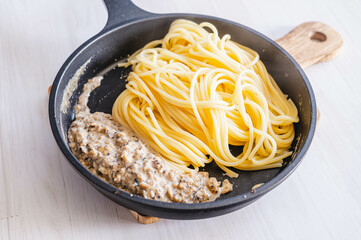 キノコのクリームソースとパスタ麺