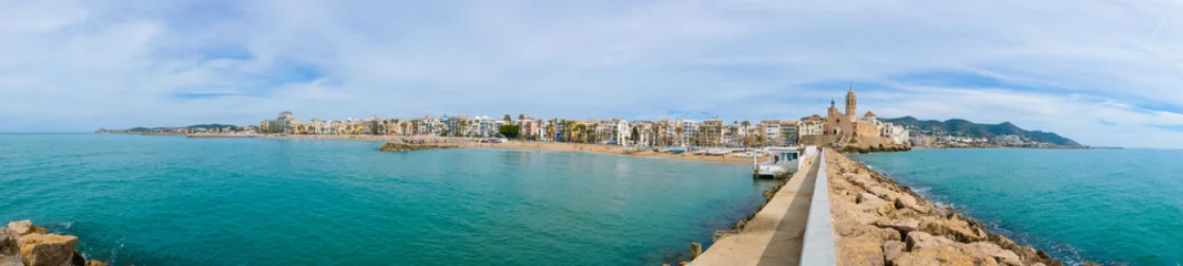 Foto auf Leinwand Panoramaaufnahme des Strands und der Promenade in Sitges, Spanien © Robert Poorten