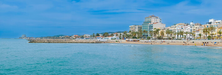 Panoramaaufnahme des Strands und der Promenade in Sitges, Spanien