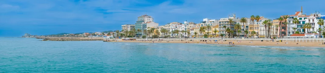 Foto auf Leinwand Panoramaaufnahme des Strands und der Promenade in Sitges, Spanien © Robert Poorten