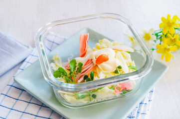 湯通ししたキャベツをマヨネーズと明太子ペーストで和える