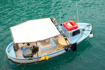 Piccola barca da pesca in mezzo al mare