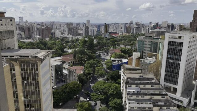 Drone flies toward Pra&ccedil;a da Liberdade from southeast side of park