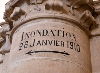 Inscription on a column meaning 