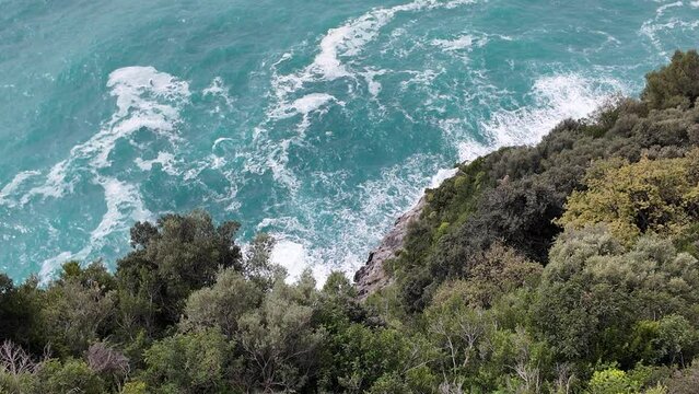 Costiera amalfitana con il mare mosso