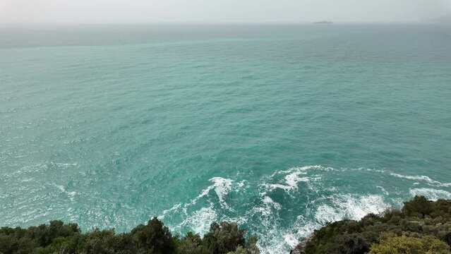 Mare in tempesta vista dall'alto scogliera di Amalfi