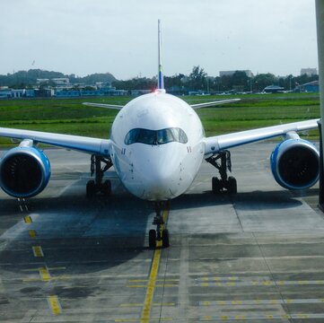 Tarmac de Pôle Caraïbes, arrivée de l'A350 à l'aérogare Guadeloupe=