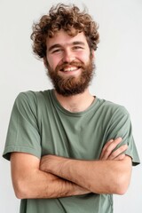 Obraz premium A man with curly hair and a beard smiling. Suitable for various promotional materials