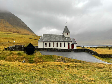 F&auml;r&ouml;er Inseln, Dorf Vidareidi, Faroe Islands, Church, Kirche, Landschaften, Landscapes, Mountains, Berge, Nord Atlantik, North Atlantic, Roads, Waterfall, Wasserfall, Bach, Fluss, Ocean, 