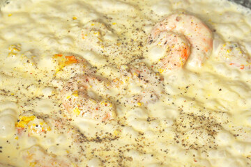 Obraz na płótnie Canvas Bowl of Food With Shrimp and Cheese
