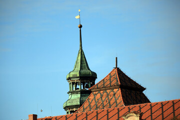 Wieża i dach zamku w Niemodlinie, Polska, widok z lotu ptaka.