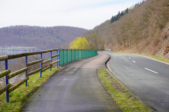 Blick auf die Straße und den Radweg entlang des Edersees in Hessen an einem Frühlingstag