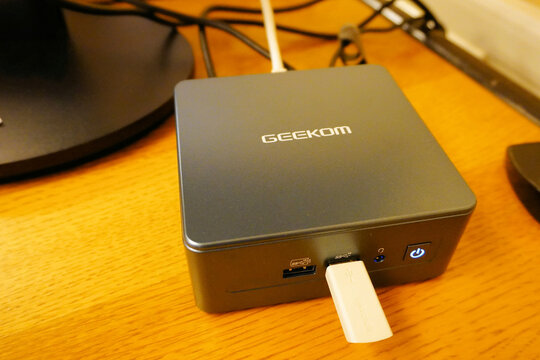 Mini PC auf einem Schreibtisch im B&uuml;ro