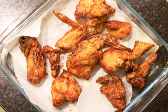 Frango &agrave; passarinho. Peda&ccedil;os de frango assado no forno ou frito. Vista superior.