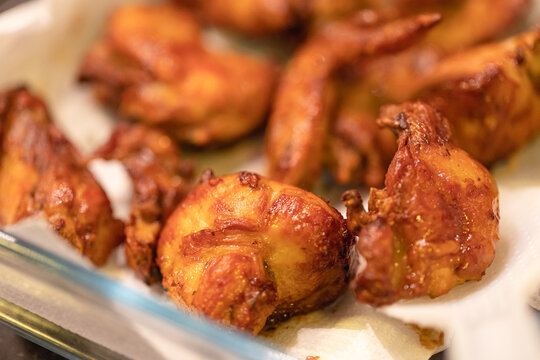 Frango &agrave; passarinho. Peda&ccedil;os de frango assado no forno ou frito. Vista de perto.