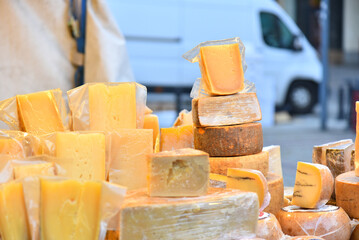Naklejka premium Cheese at the street farmer's market fair.