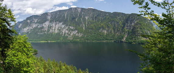 Blick auf Hallstätter See,  im Hintergrund Gebirge, Oberösterreich, Salzkammergut