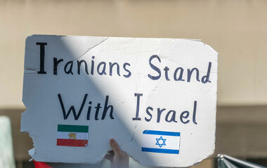 A sign saying that Iranians stand with the people of israel.