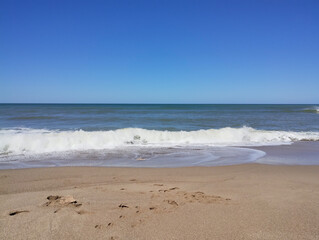 Playa, arena, mar, sol, cielo, olas, agua salada
