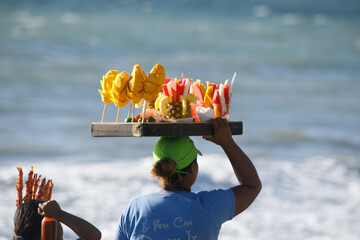 vendedora de mangos y fruta en playas de las costas de jalisco