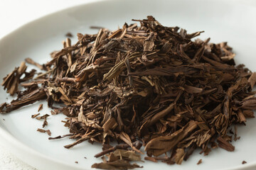 A closeup view of a pile of loose leaf houjicha green tea.