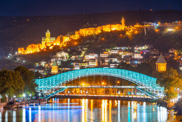 Obraz premium Sunset view of Narikala fortress and the Bridge of Peace in Tbilisi, Georgia