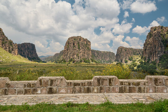 The Three Canyons of Suykutambo consist of three perfect alleyways of enormous cliffs of earth and volcanic stone that converge into a huge natural amphitheater.