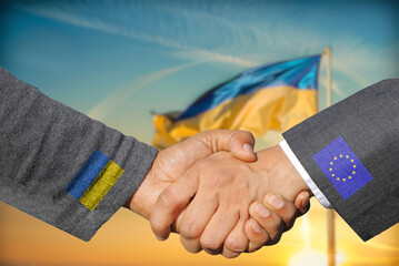 Flagge von Ukraine und Handschlag zwischen Ukraine und EU
