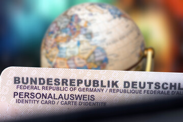 Ein Globus und deutscher Personalausweis