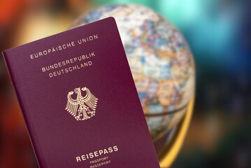 Deutscher Reisepass und ein Globus
