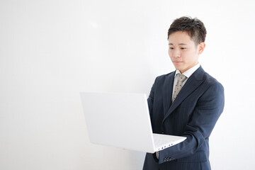 PCと爽やかなスーツ男性