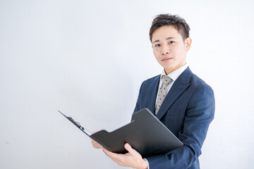 爽やかに前を見るビジネスマン