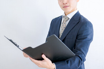 書面を持ったビジネスマン　顔無