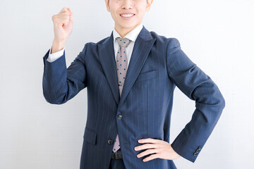 拳を出すスーツ男性　顔無し