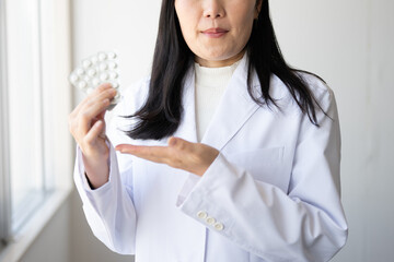 薬と女医　顔無し