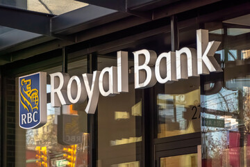 Obraz premium Vancouver, British Columbia, Canada. Apr 6, 2024. A Royal Bank of Canada sign at a branch downtown.