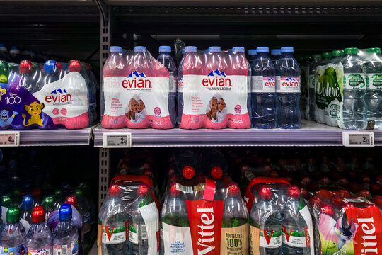 des bouteilles d'eau minerale des marques evian et vittel dans les rayonnages d'un supermarche