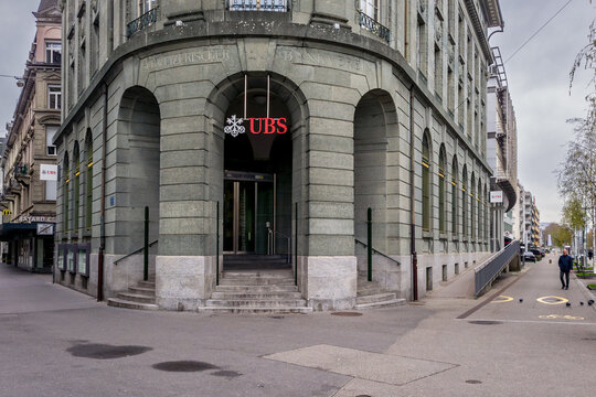 Le logo de la banque UBS &agrave; l'entr&eacute;e d'un agence bancaire en suisse