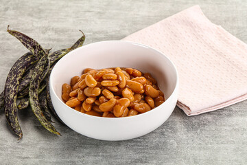 Canned white bean in tomato sauce