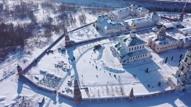  Winter view of the Russian landmark of the Epiphany Staro-Golutvina monastery, located on the outskirts of the city of Kolomna, Russia.