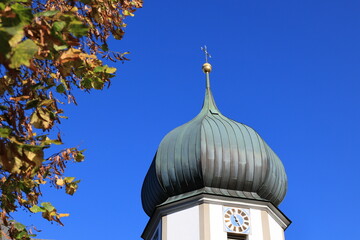 Blick auf die Katholische Pfarrkirche Maria in der Zarten im Zentrum der Gemeinde Hinterzarten im Schwarzwald - obrazy, fototapety, plakaty