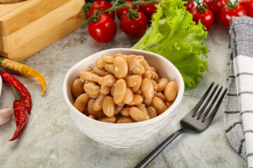 White canned beans in the bowl