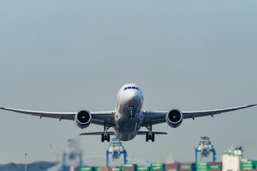 Naklejka premium 東京を離陸していく飛行機